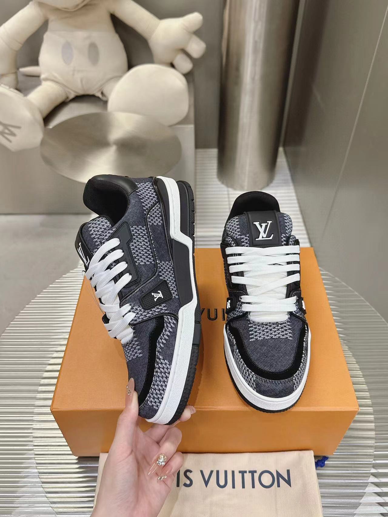 Louis Vuitton Trainer Black