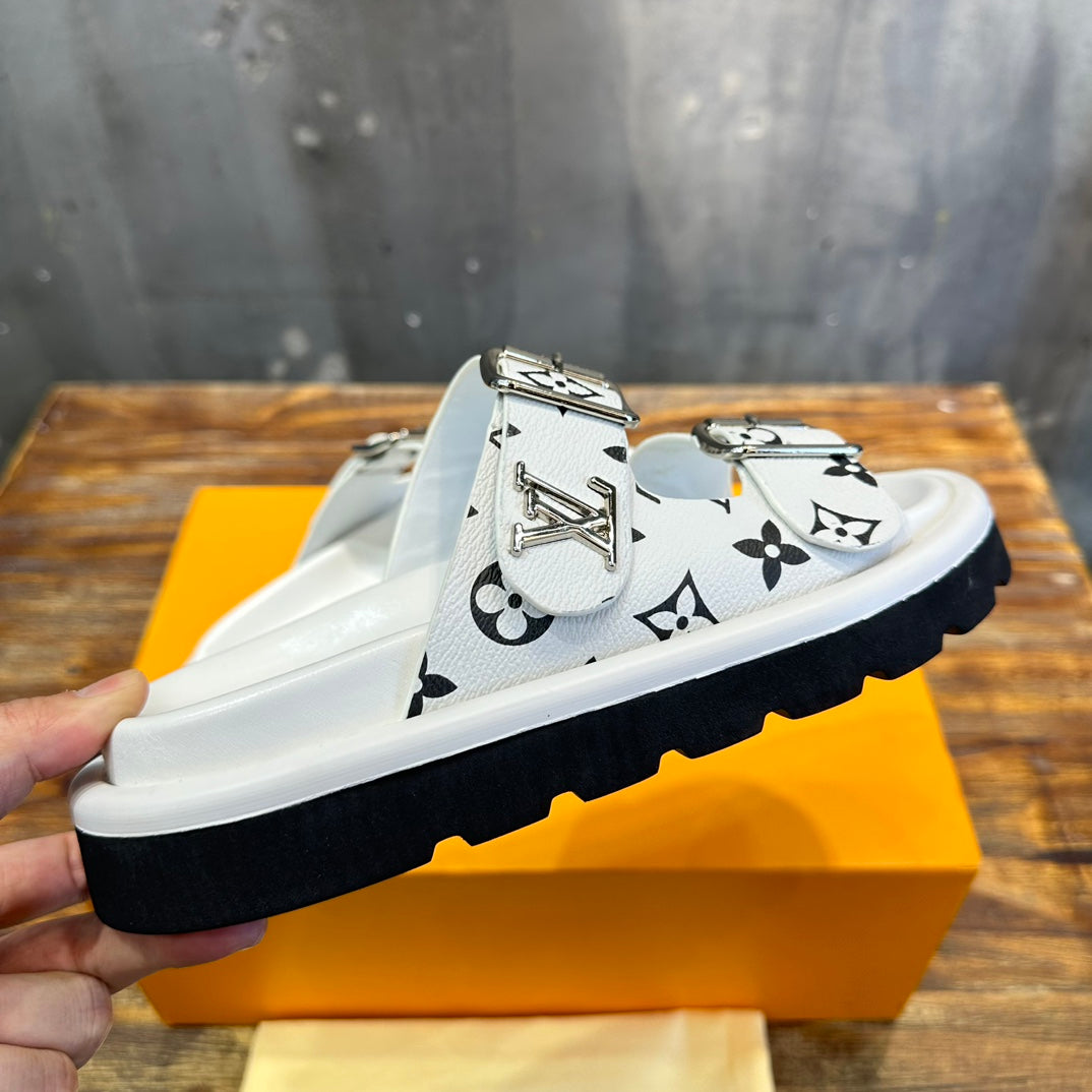 LOUIS VUITTON CHINELO Vintage White