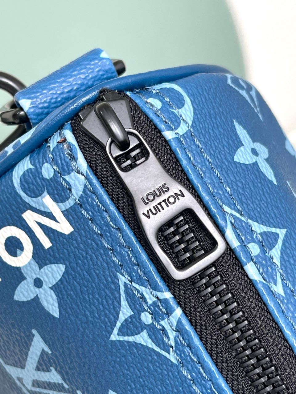 Louis Vuitton Keepall Bandoulière 25 Bag