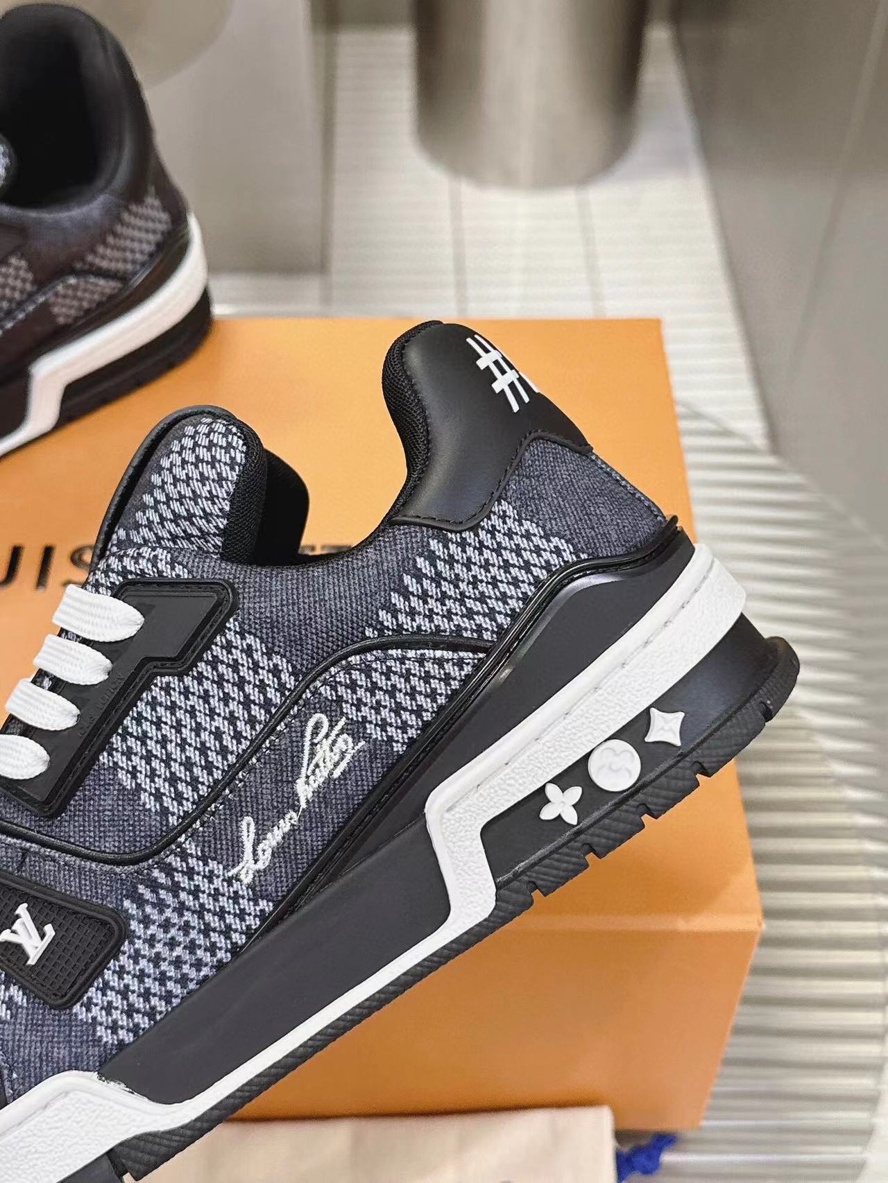 Louis Vuitton Trainer Black