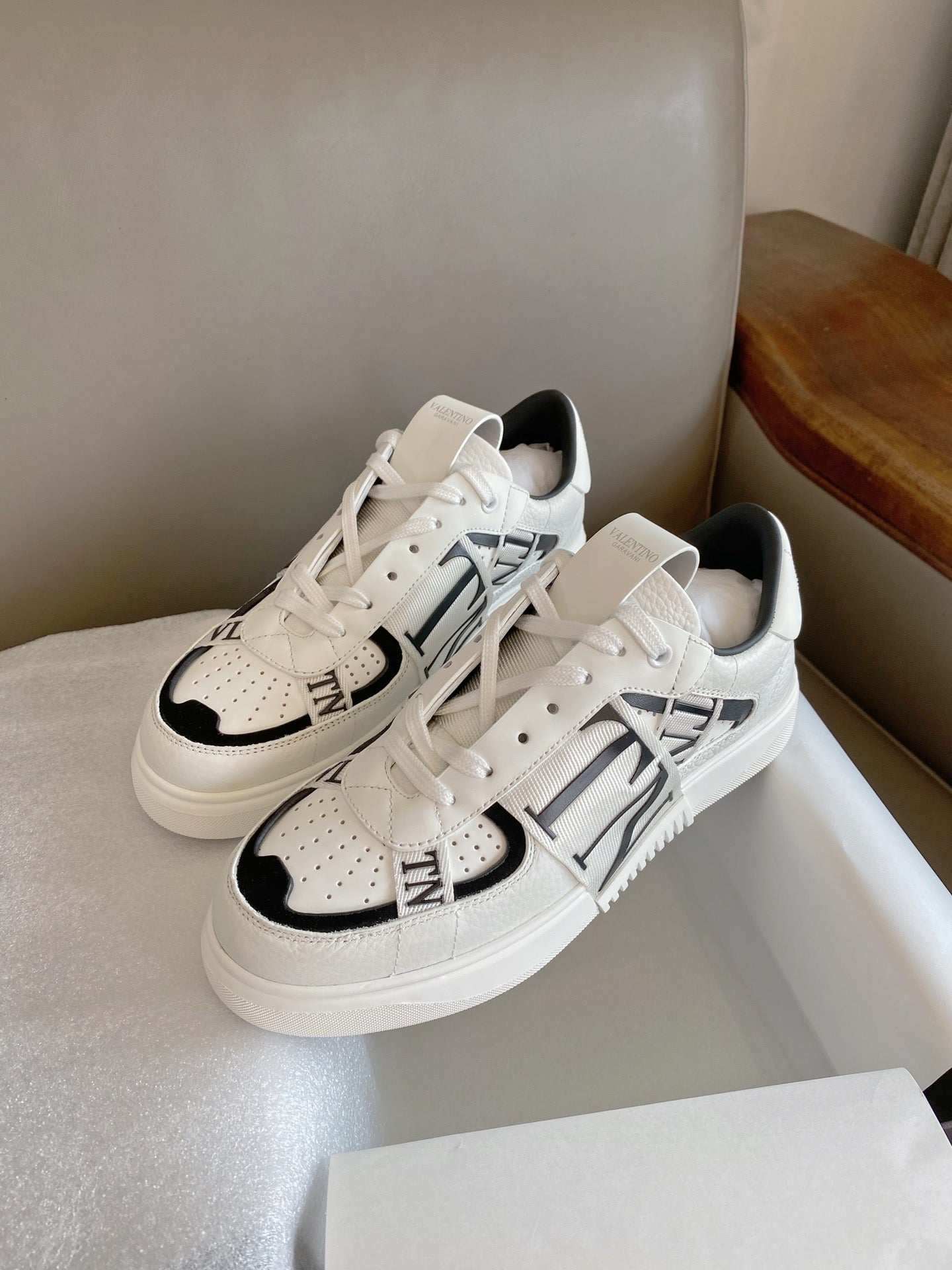 Valentino Low-Top Calfskin VL7N With Bands