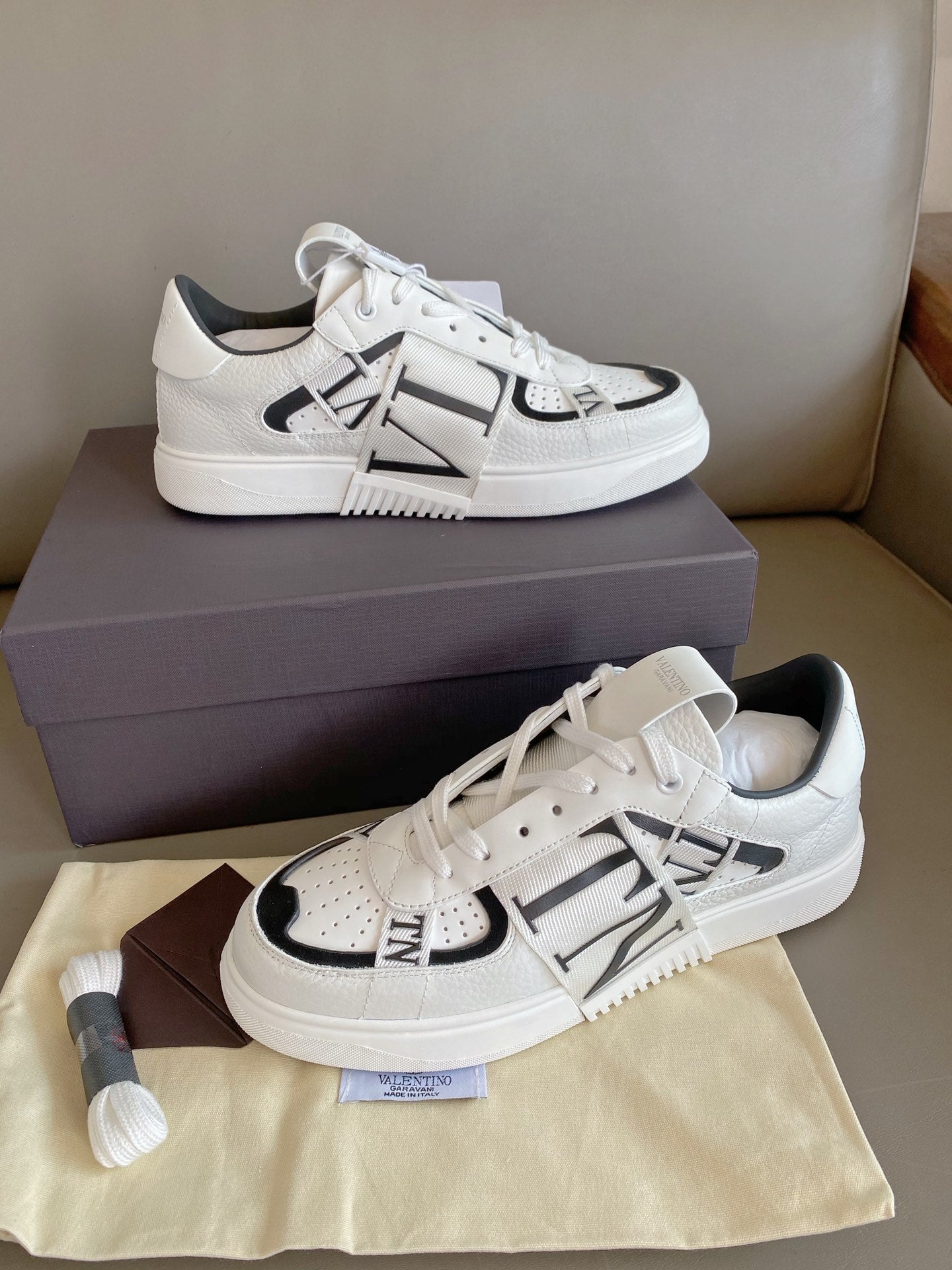 Valentino Low-Top Calfskin VL7N With Bands