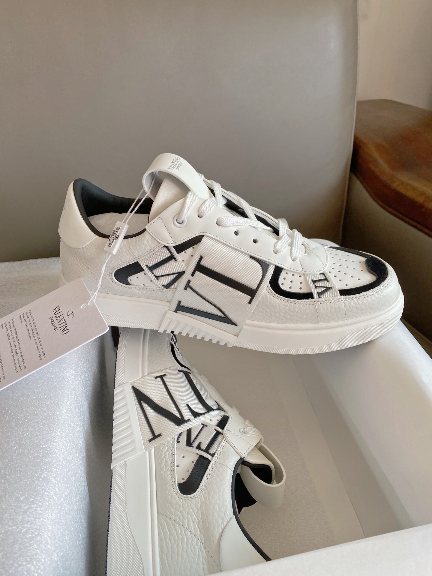 Valentino Low-Top Calfskin VL7N With Bands