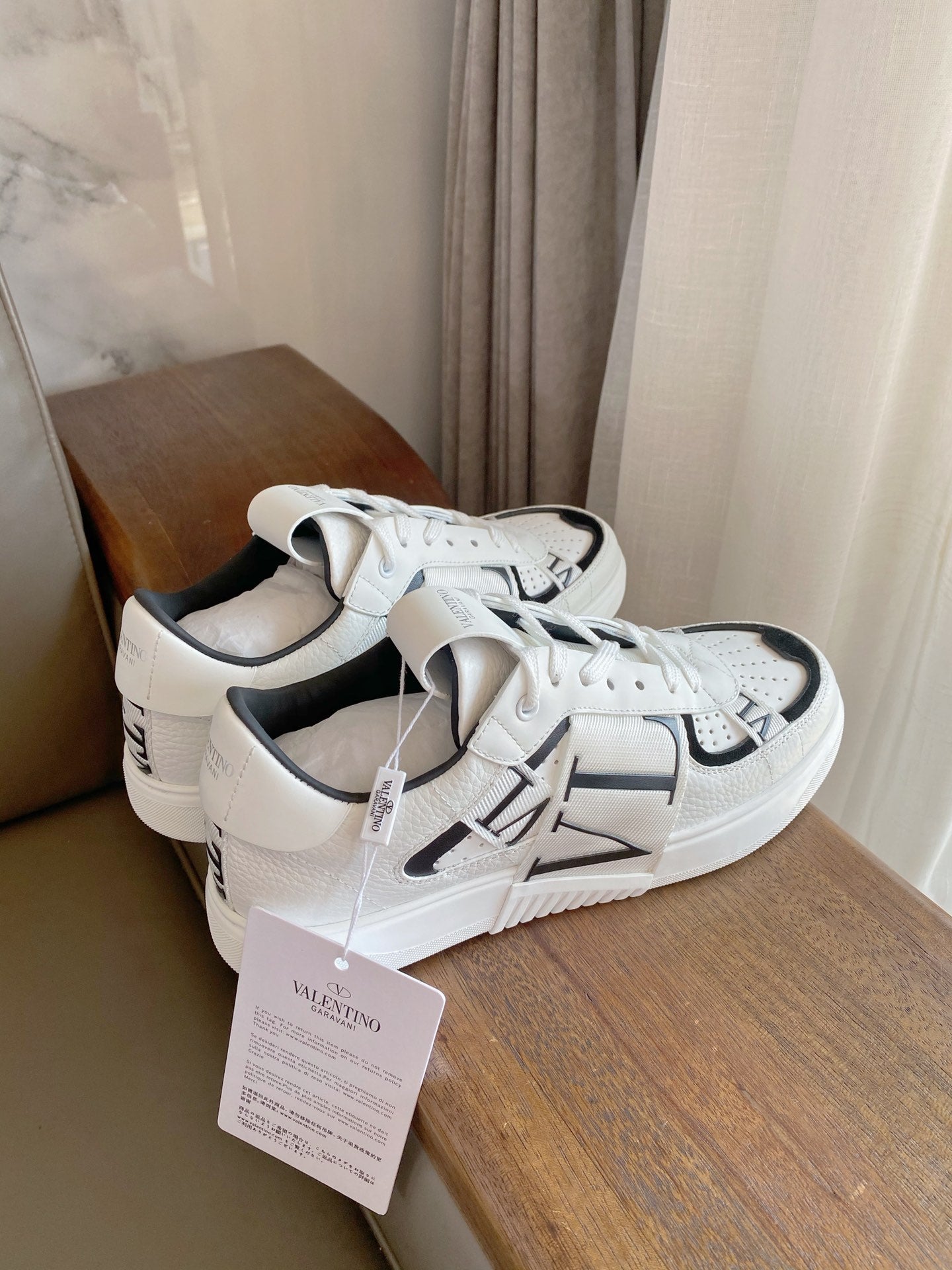 Valentino Low-Top Calfskin VL7N With Bands