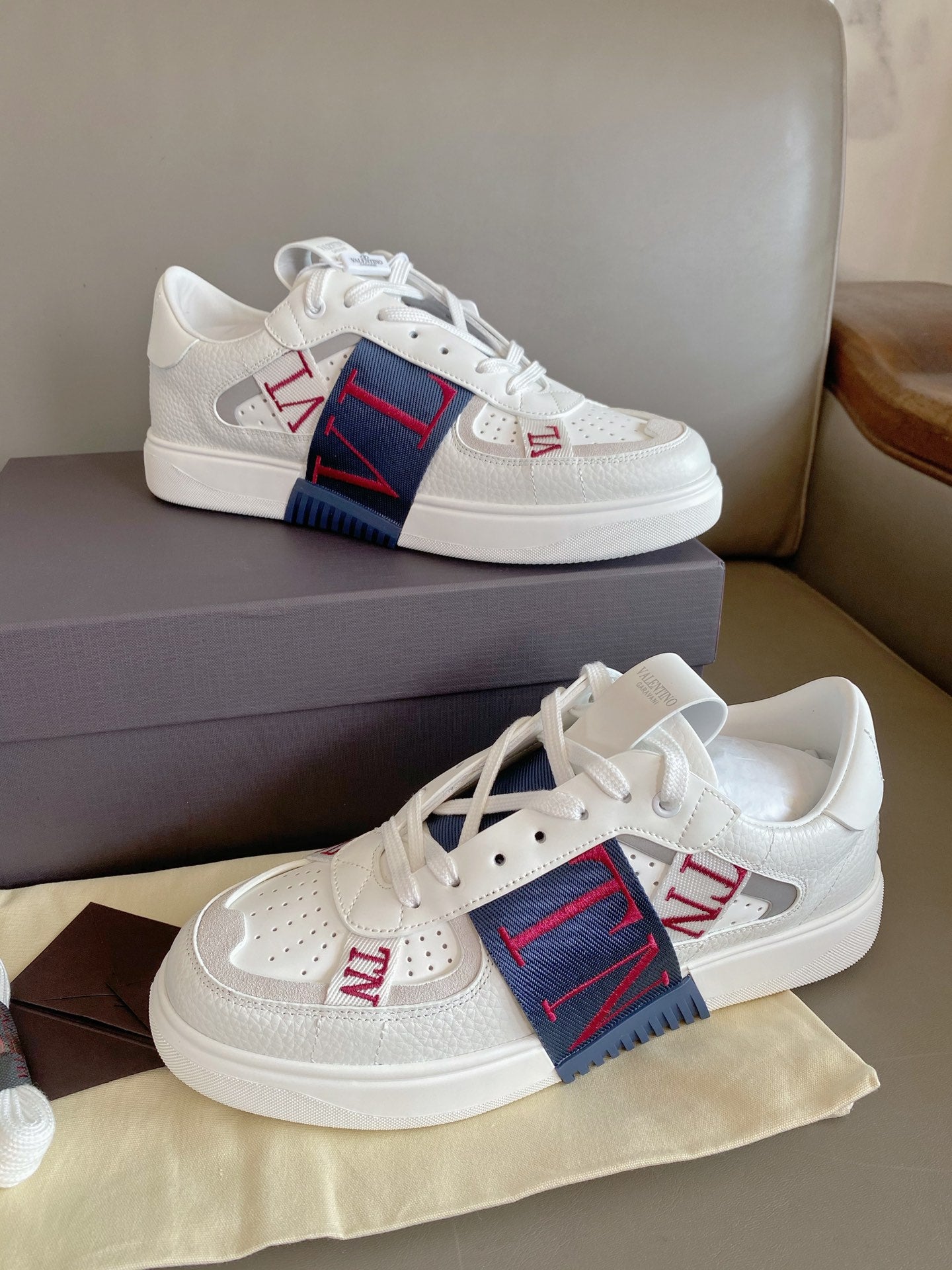Valentino Low-Top Calfskin VL7N With Bands