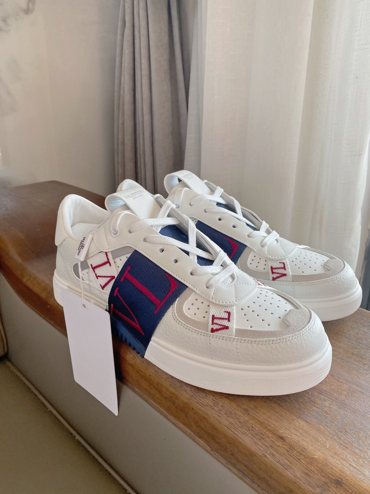Valentino Low-Top Calfskin VL7N With Bands
