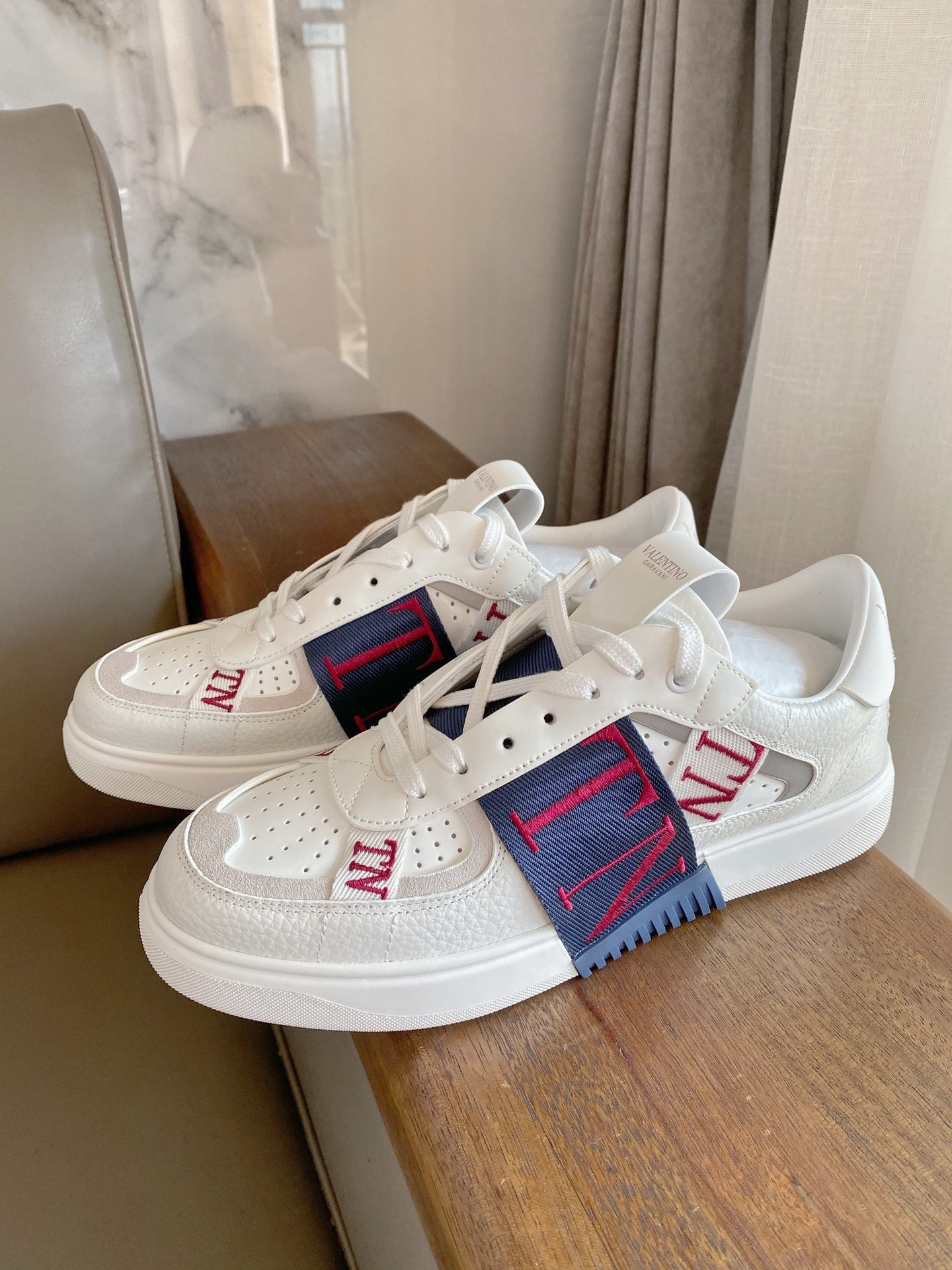 Valentino Low-Top Calfskin VL7N With Bands
