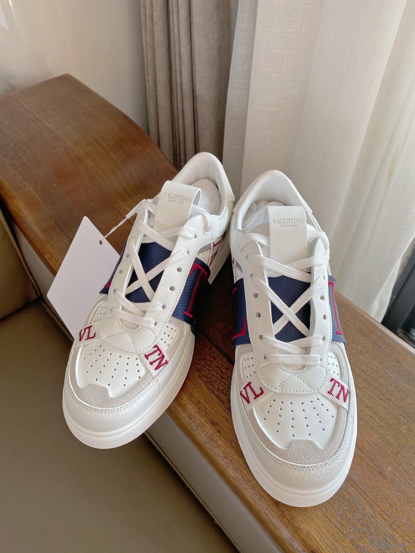 Valentino Low-Top Calfskin VL7N With Bands