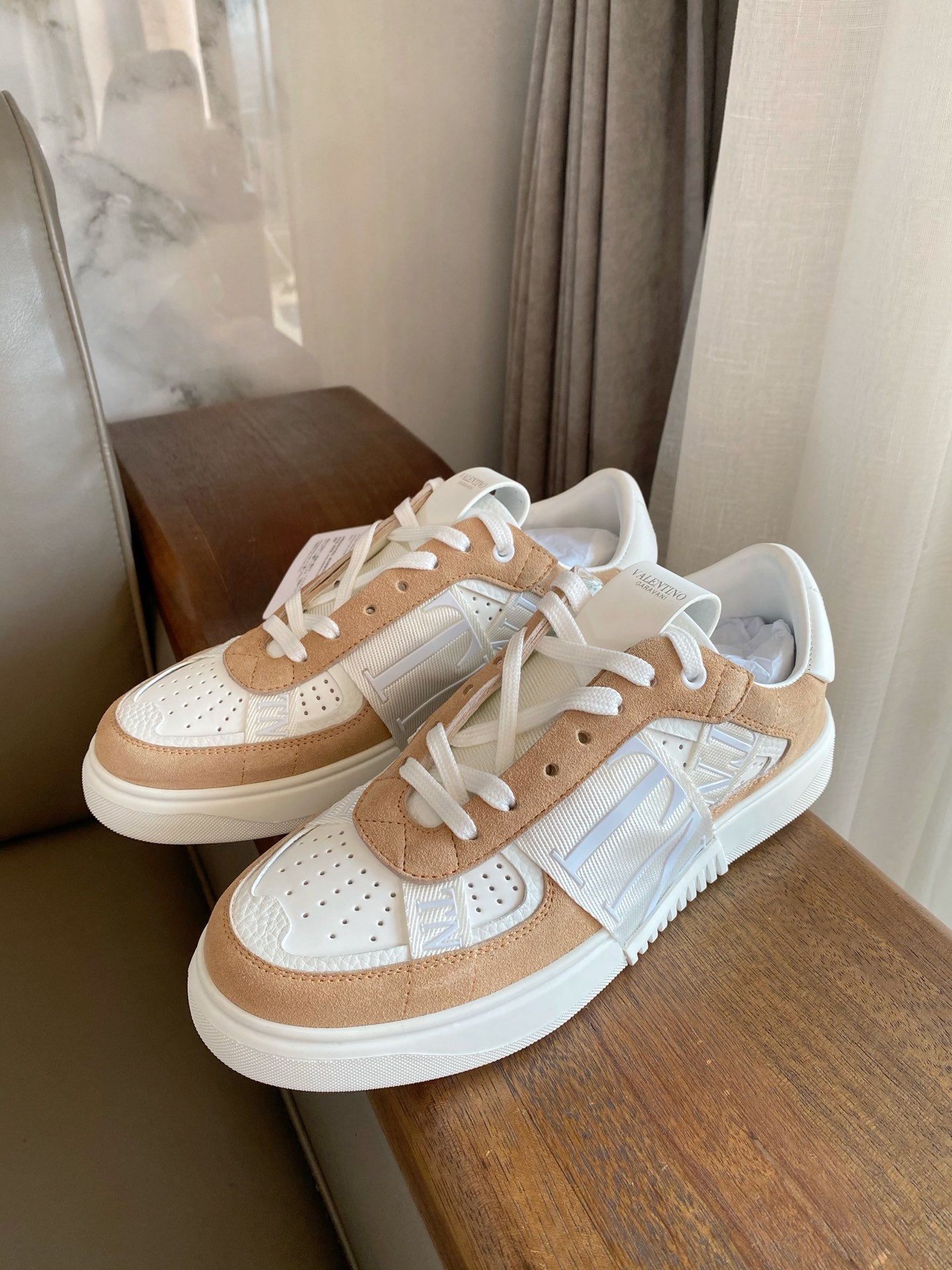 Valentino Low-Top Calfskin VL7N With Bands