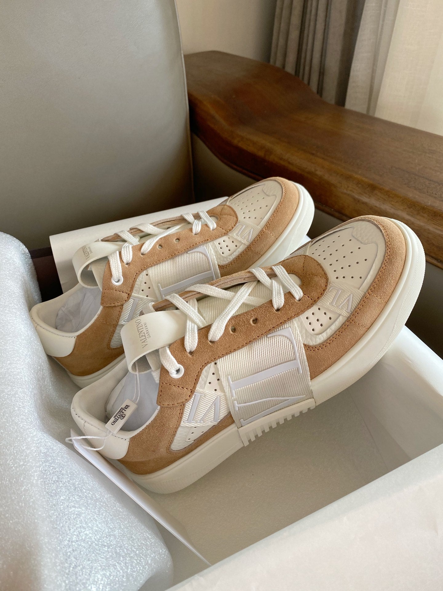 Valentino Low-Top Calfskin VL7N With Bands
