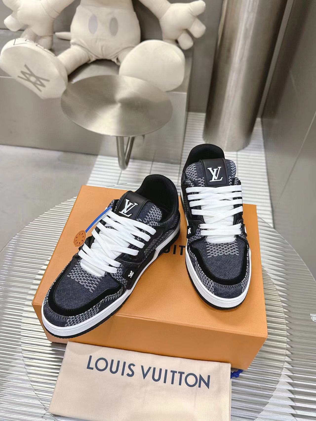 Louis Vuitton Trainer Black