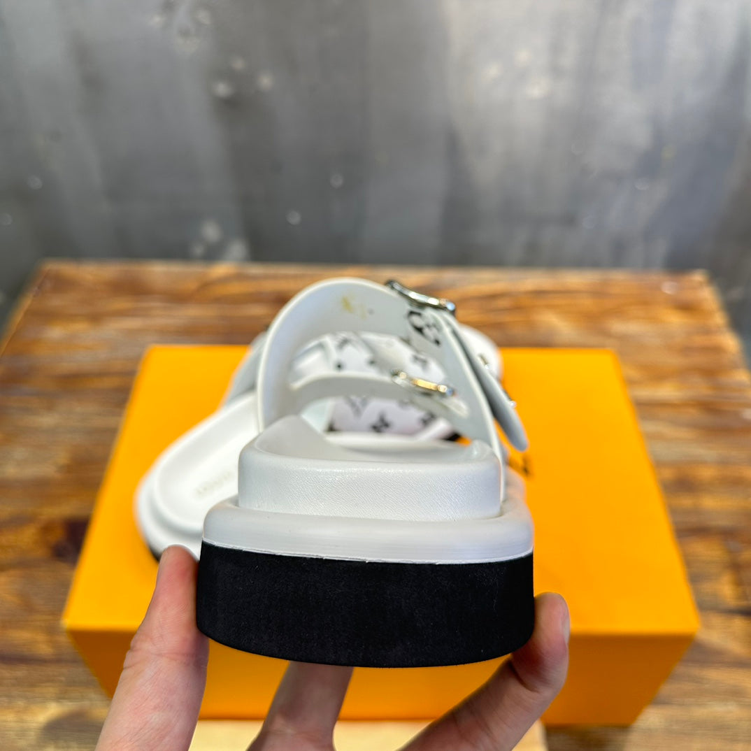 LOUIS VUITTON CHINELO Vintage White