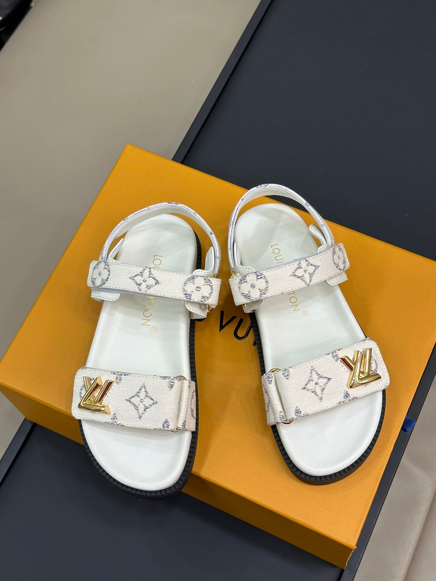 LOUIS VUITTON Sandal Vintange