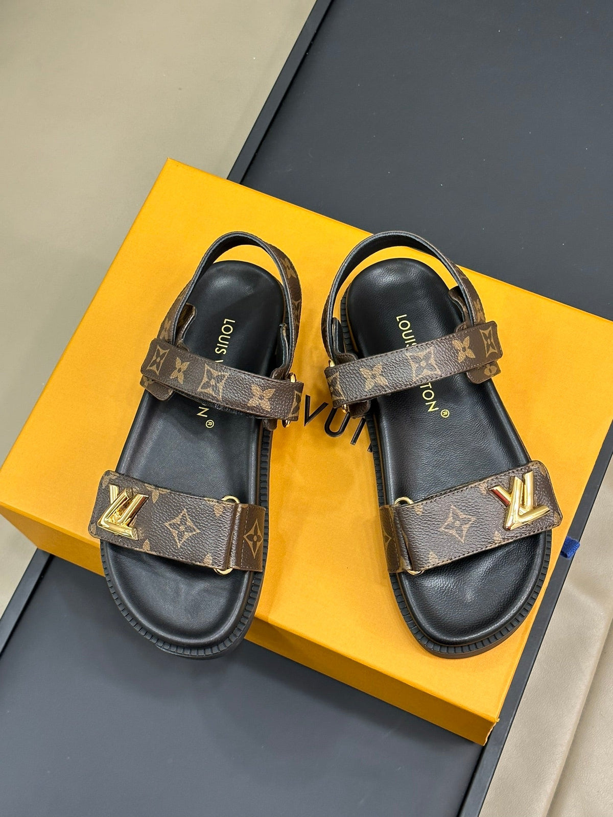 LOUIS VUITTON Sandal Vintange