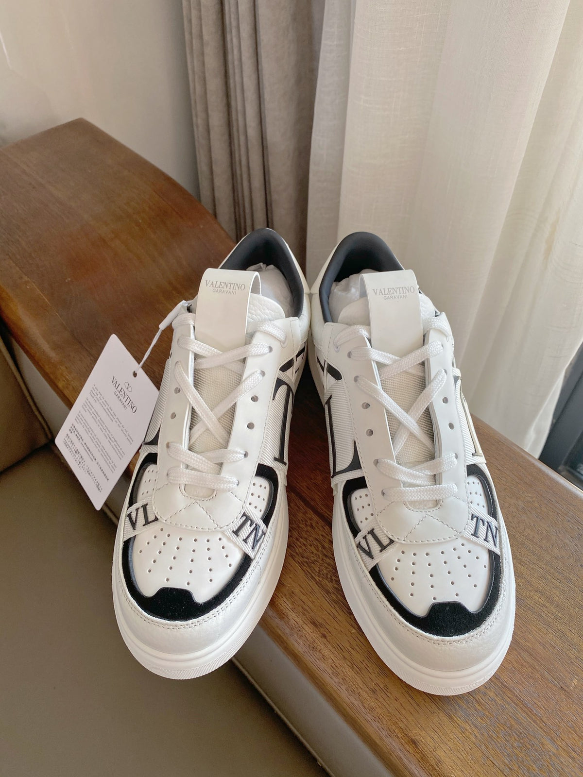 Valentino Low-Top Calfskin VL7N With Bands
